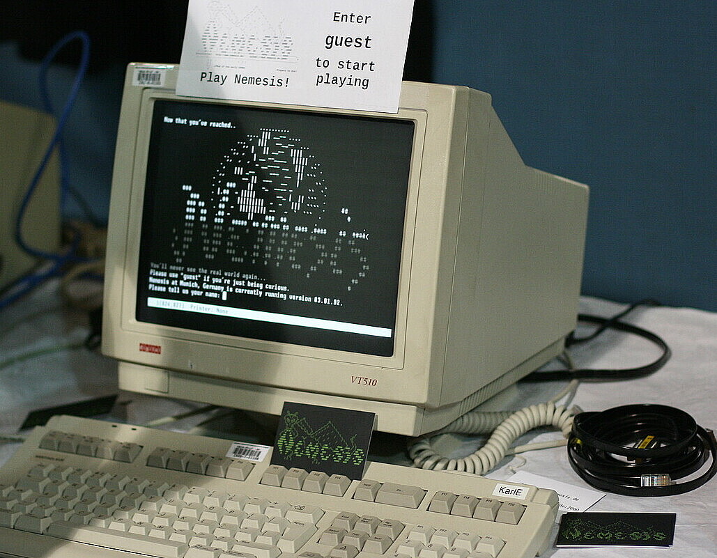 Ein Computer auf dem Bildschirm ist ein Schriftzug Nemesis zu lesen