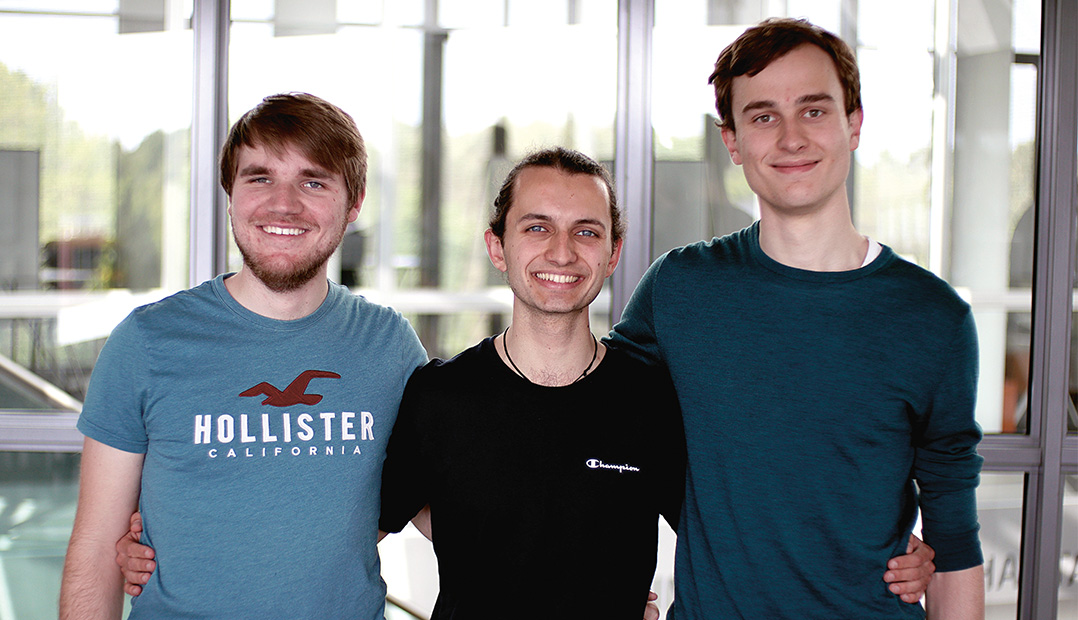 Richard Wohlbold, Jacob Schäfer und Alexander Sohn stehen nebeneinander und lachen in die Kamera
