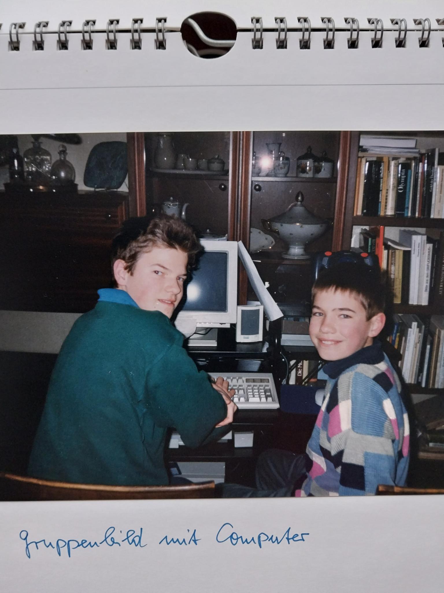 ein Bild aus 1995, auf welchem zwei Jungs zusammen vor ihrem ersten PC sitzen