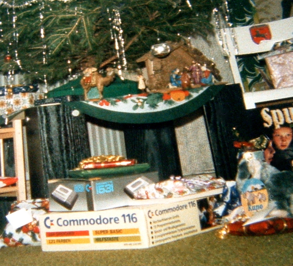 Lehrbücher und -spiele als Geschenke verpackt unter einem Weihnachtsbaum