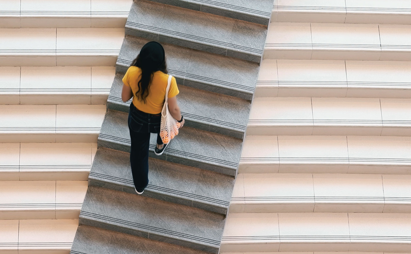 Foto einer Person, die eine Treppe emporsteigt