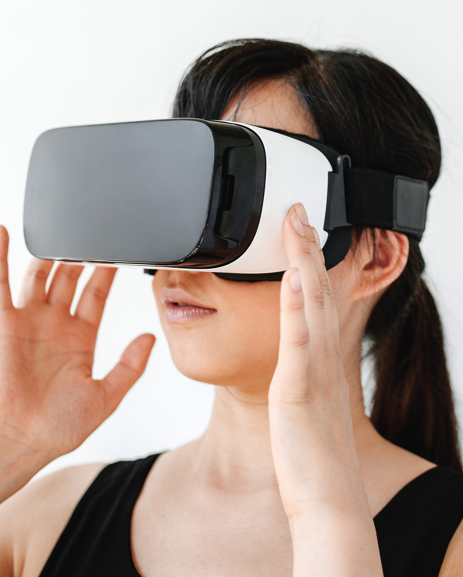 Stockfoto einer jungen Frau, die eine VR-Brille trägt