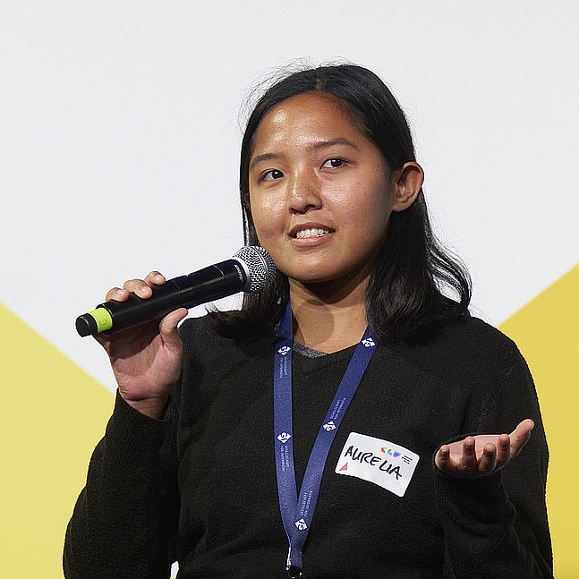 Aurelia Kusumastuti während ihrer Präsentation auf der Bühne des Common Grounds Forum