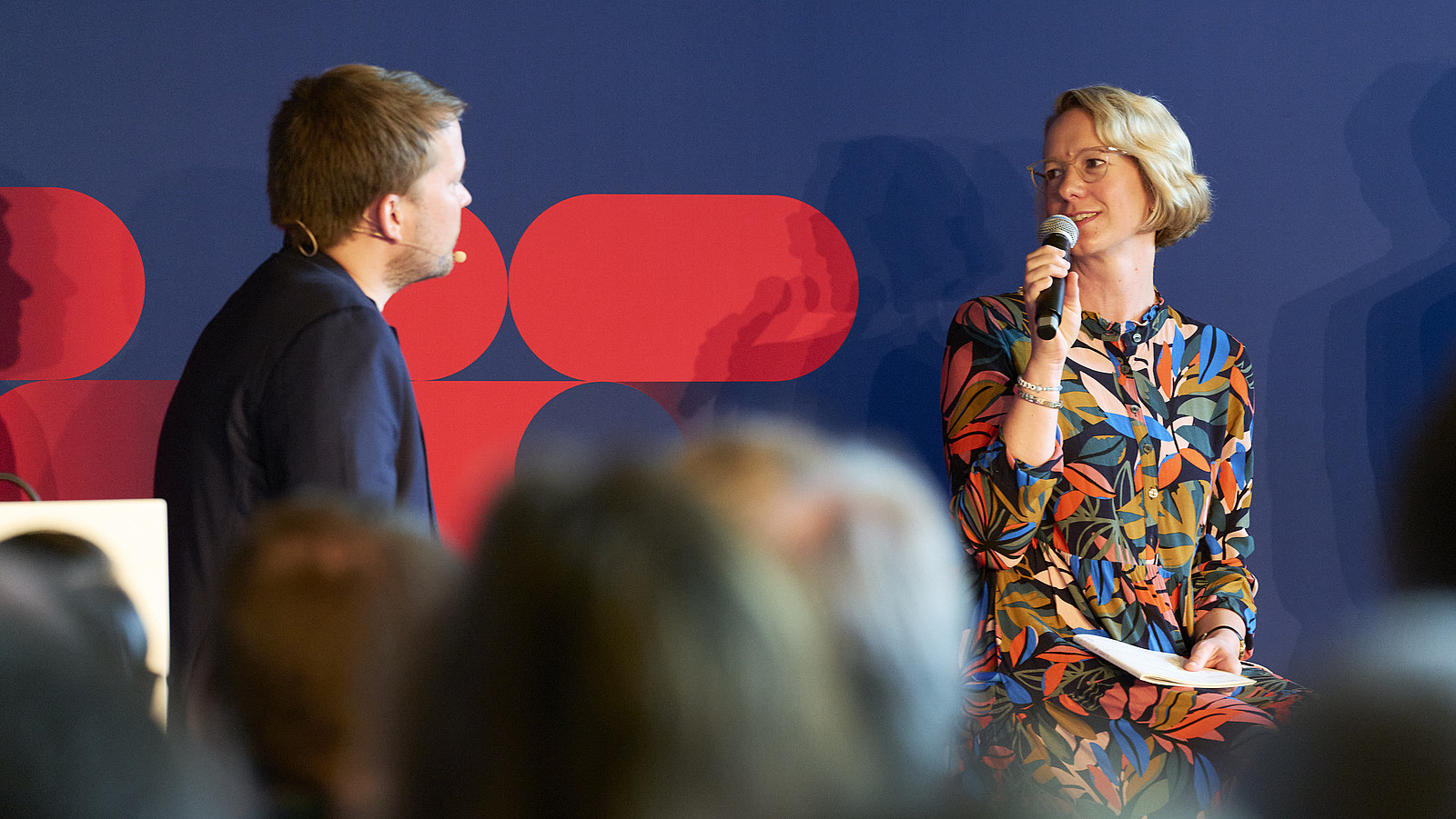GI-Referentin Nora Perseke auf der Bühne der INFORMATIK 2024, im Gespräch mit Florian Rampelt
