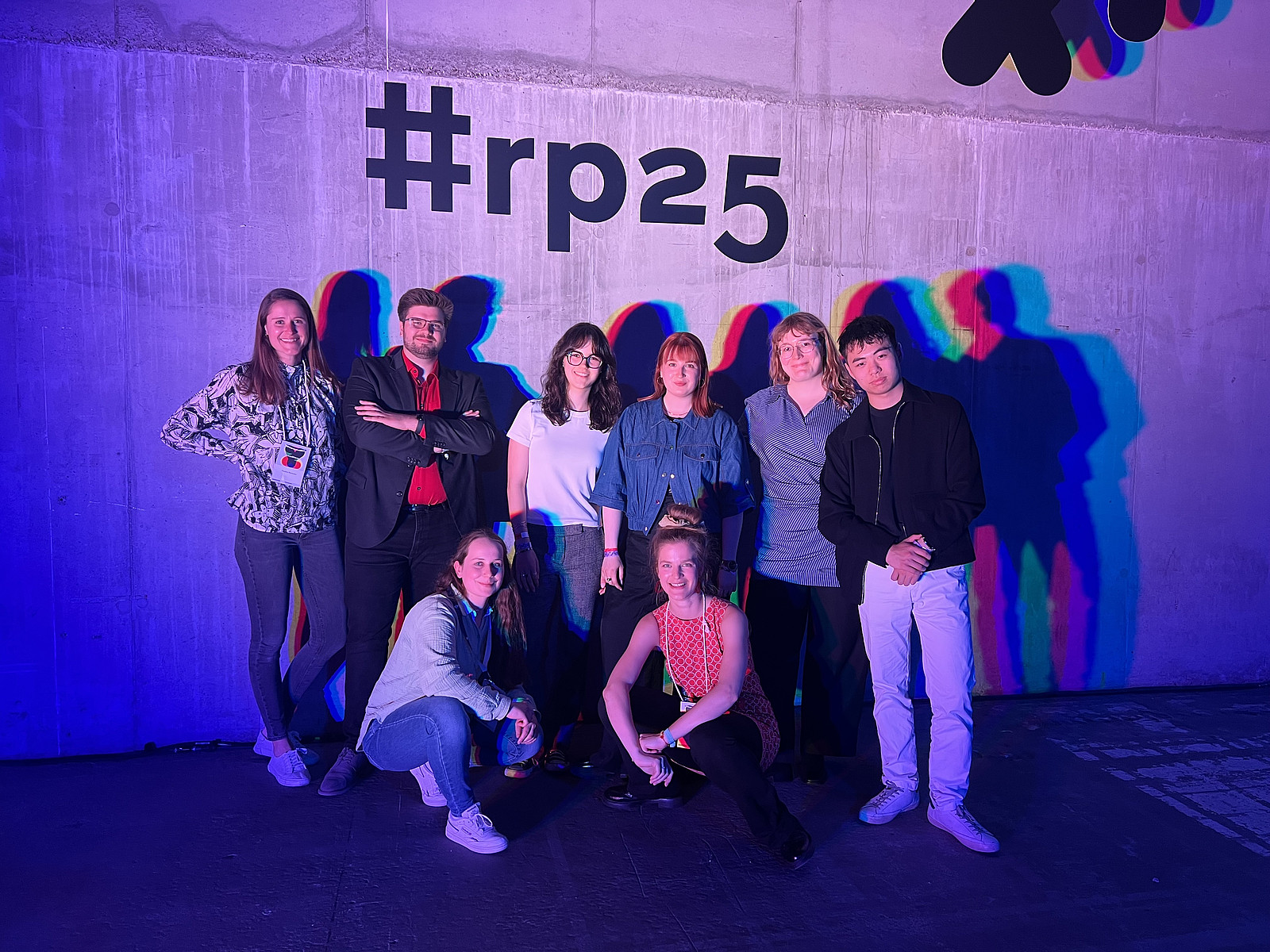 Gruppenfoto der CGF-Teilnehmenden im bunten Licht der republica