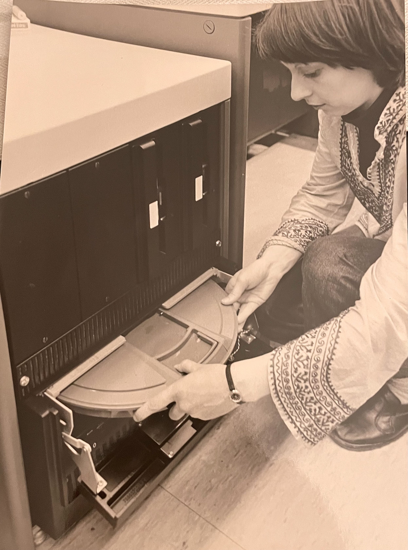 Bild aus 1979, auf welchem Frau den Siemens-Plattenspeichereinheit 3949 bedient