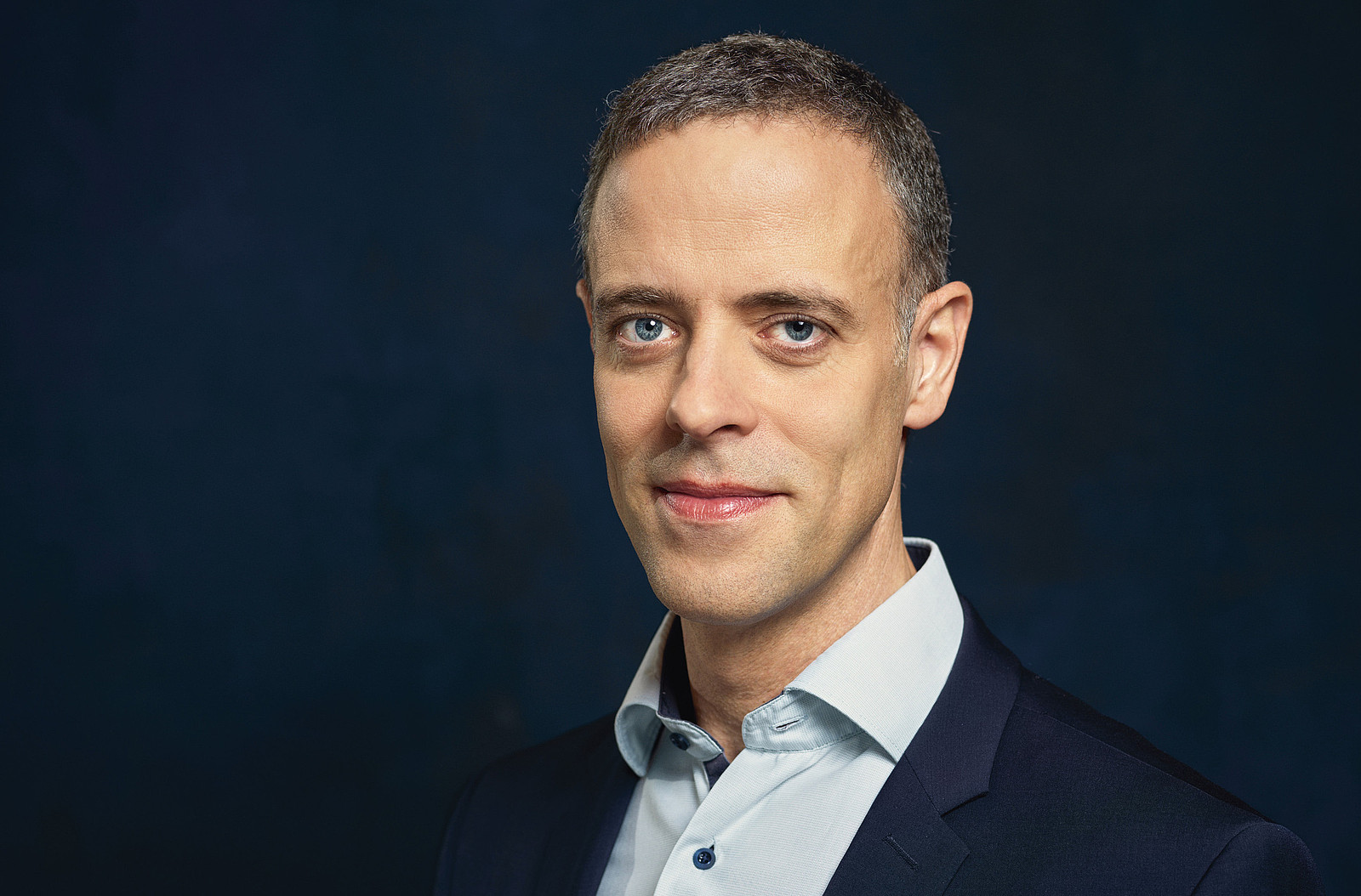 Porträt von Markus Richter, er trägt einen Anzug