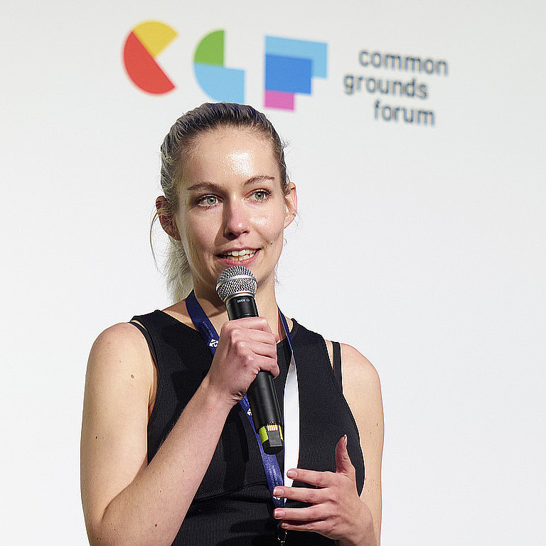 Felicitas Strickmann während ihrer Präsentation auf der Bühne des Common Grounds Forum