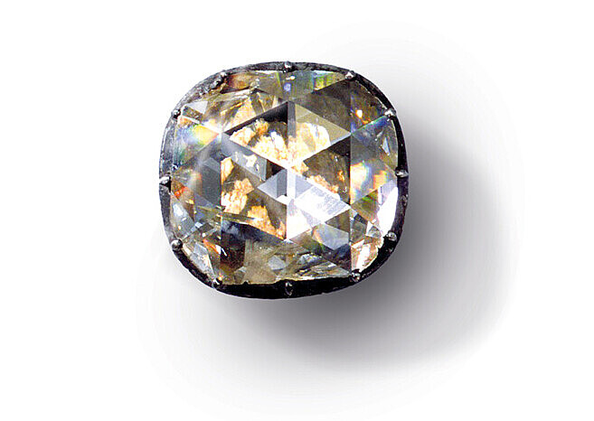 Ein funkelnder, geschliffener und eingefasster Diamant, der aus der Beute des Raubüberfalls auf das Grüne Gewölbe in Dresden stammt.