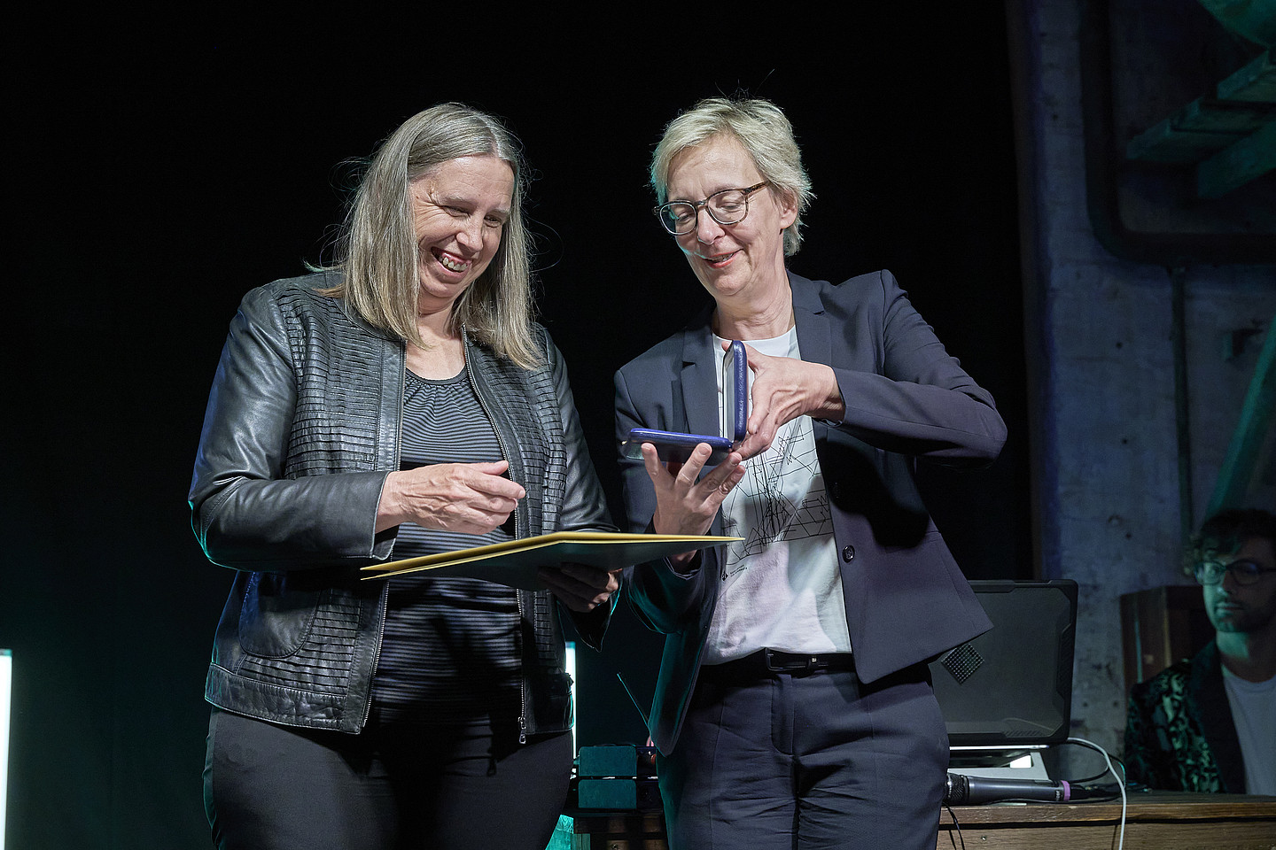 Preisträgerin Anja Feldmann erhält die Medaille von GI-Präsidentin Christine Regitz