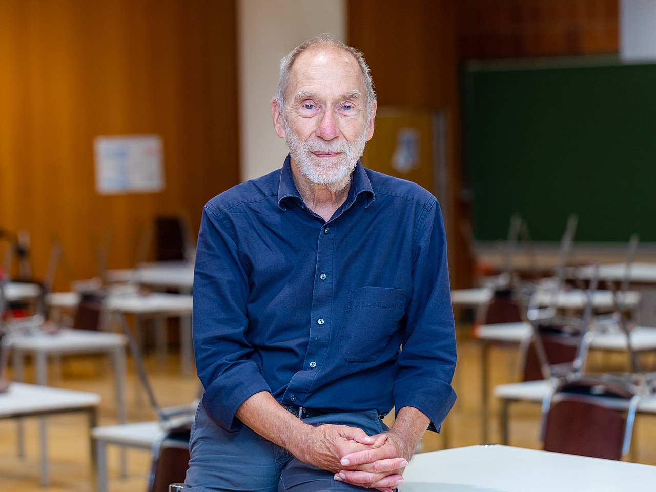 Porträt von Frieder Nake in einem Uni-Hörsaal