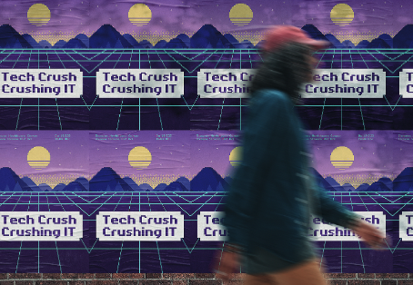 Eine Wand mit Postern auf denen zu lesen ist: Tech Crush – Crushing IT